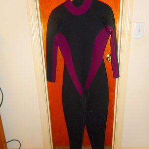 COMP LADIES 3/4 WET SUIT (SZ) 15/16 BLACK & BURGANDY (EUC), SNORKLING, SWIMMING